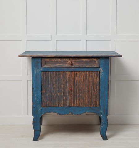 Antique Swedish small sideboard in folk art from an area called Hälsingland. Made by hand in solid pine around 1820.