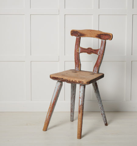 Unusual primitive country chair in folk art from Northern Sweden. The chair is a one of a kind piece made by hand in solid pine around 1820 to 1840