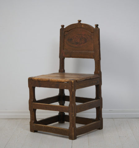 Unusually large baroque chair from Sweden made around 1770. The chair has a frame in solid pine with original faux paint