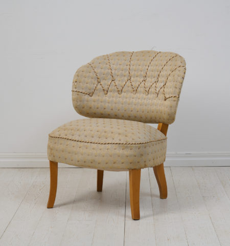 Swedish Carl Malmsten armchair 'Gamla Berlin' from the 1940s. The chair has a frame in birch with a curved and padded back with tufted buttons