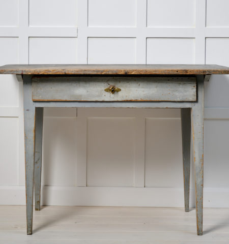 Genuine antique Swedish table in gustavian style. This side or wall table is a genuine northern Swedish country house furniture from 1810 to 1820