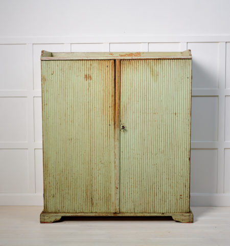 Swedish antique gustavian sideboard from around 1790 to 1810. The sideboard is a genuine northern Swedish country furniture with a frame in solid pine