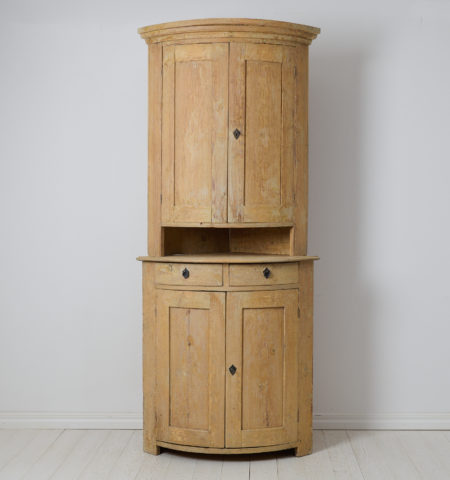 Antique country corner cabinet in gustavian style from northern Sweden. The cabinet is from around 1820 to 1840 and has a frame in solid pine