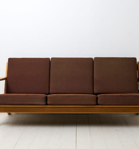 Vintage Hans J. Wegner sofa model GE-290 for Getama Gedsted, Denmark. The sofa is a mid century classic by one of the most famous names of the time