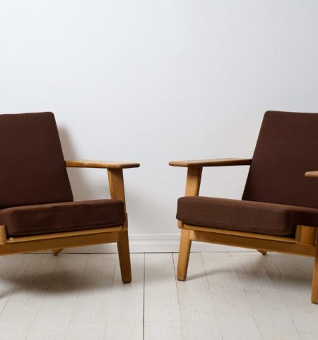 Vintage Hans Wegner armchairs model GE-290 for Getama Gedsted, Denmark. The armchairs are a mid century classic
