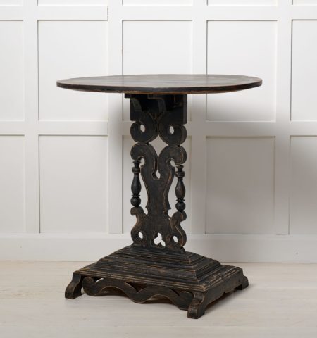 Swedish antique ornate table with an oval table top from northern Sweden made around 1880. The frame is made in solid pine and painted black