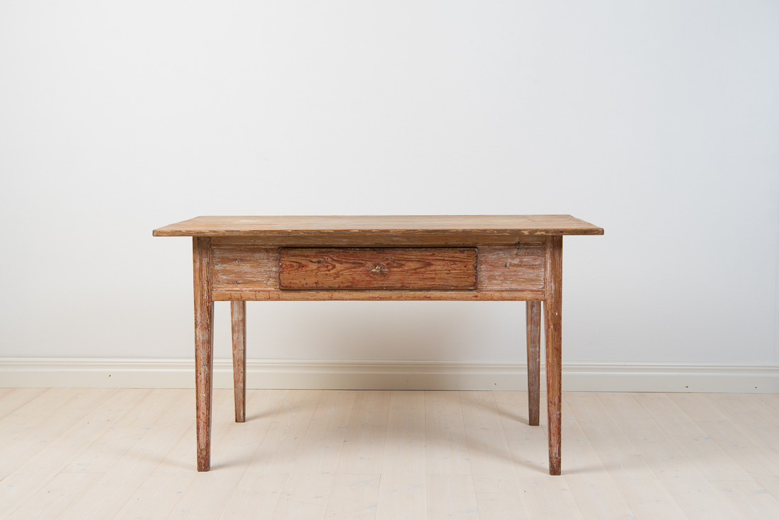 Desk with straight tapered legs and drawer with original knob in brass. Manufactured around 1810/20