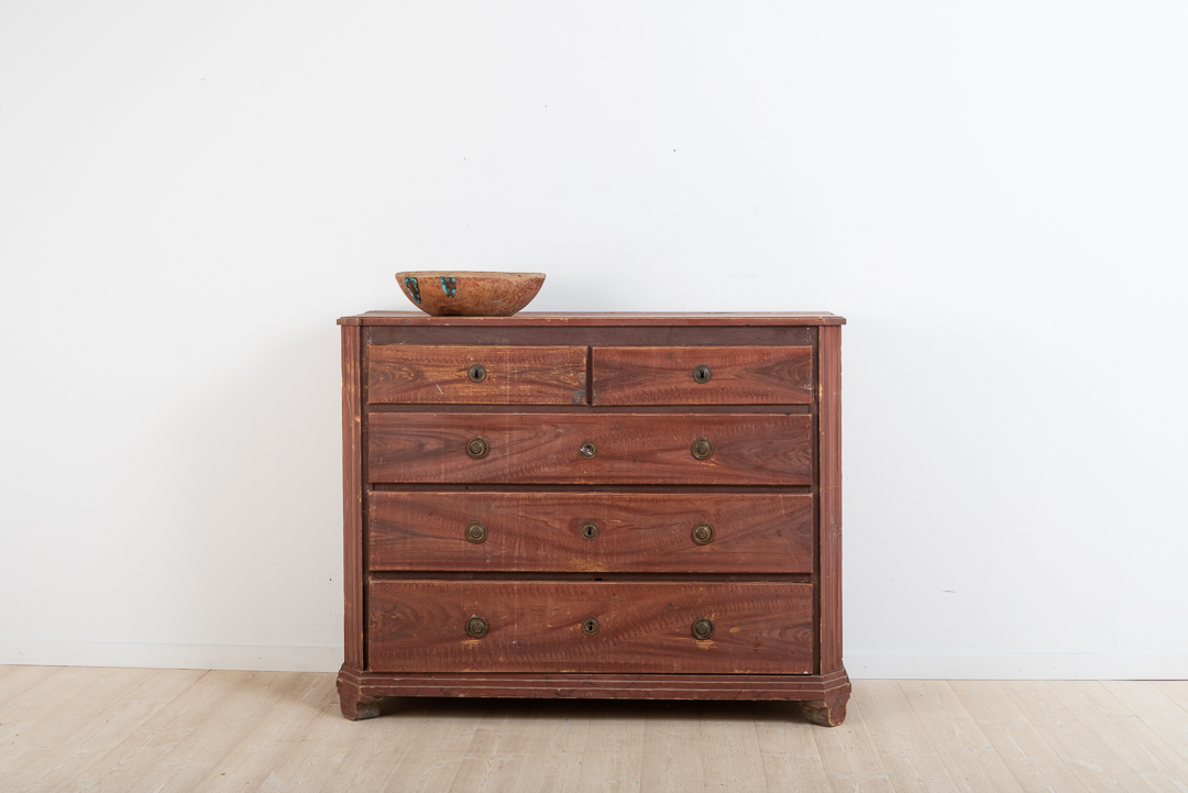 Gustavian chest of drawers manufactured in northern Sweden around 1770. With the original paint and original handles at the sides. Working and original hand wrought locks and keys