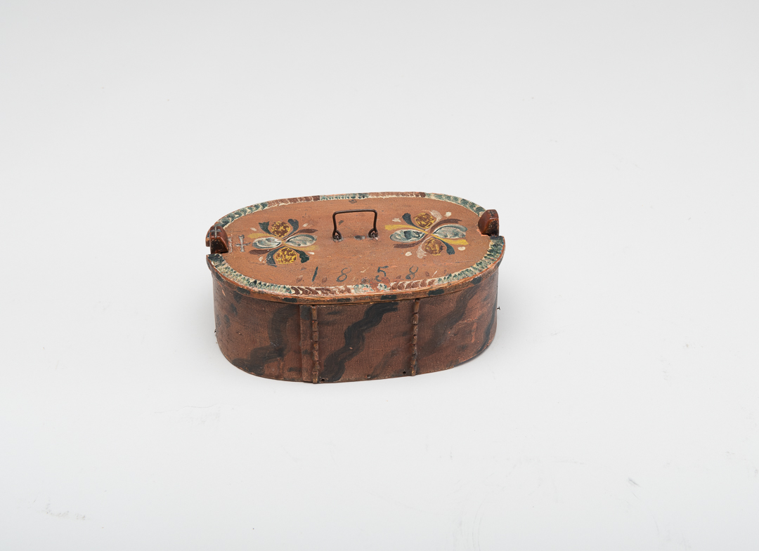 Swedish svepask dated 1858 with original paint. The wooden box, or the more specific Swedish term “svepask”, was most likely an engagement gift. A gift the groom would give his future wife