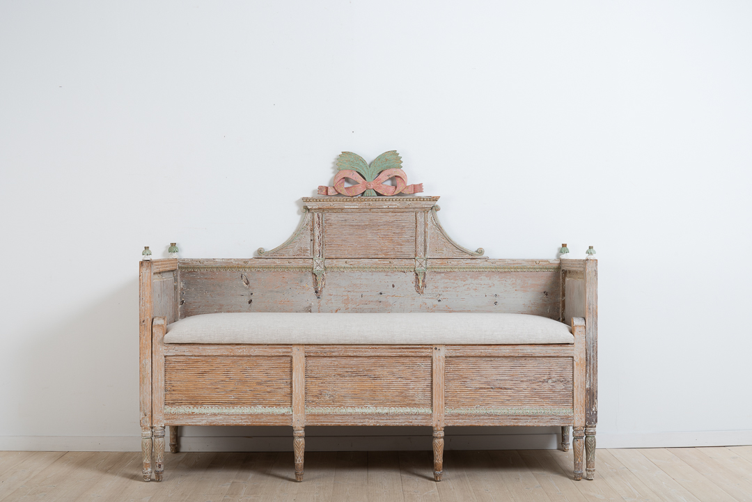 Gustavian sofa or solsäng from Hälsingland. The Swedish name solsäng literally means sun bed. Rich wooden carvings and surface scraped to the original first layer of paint 969