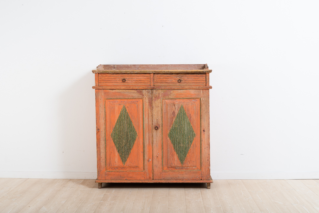 Gustavian sideboard with decorative diamonds on the doors. Dry scraped original paint. Newer hinges from the mid-19th century.