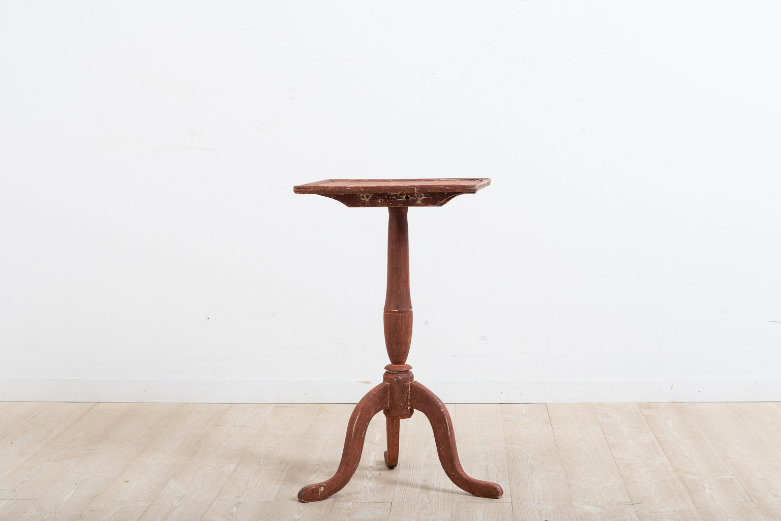 Gustavian pedestal table with a rectangular table top. The table top has a rim around the edges. Manufactured in Northern Sweden around 1780