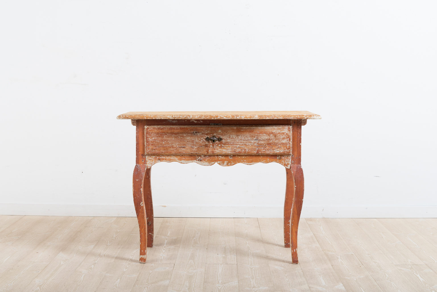 Provincial rococo side table or window table. Manufactured in northern Sweden during the late 1700s. Later lock and key in working condition.