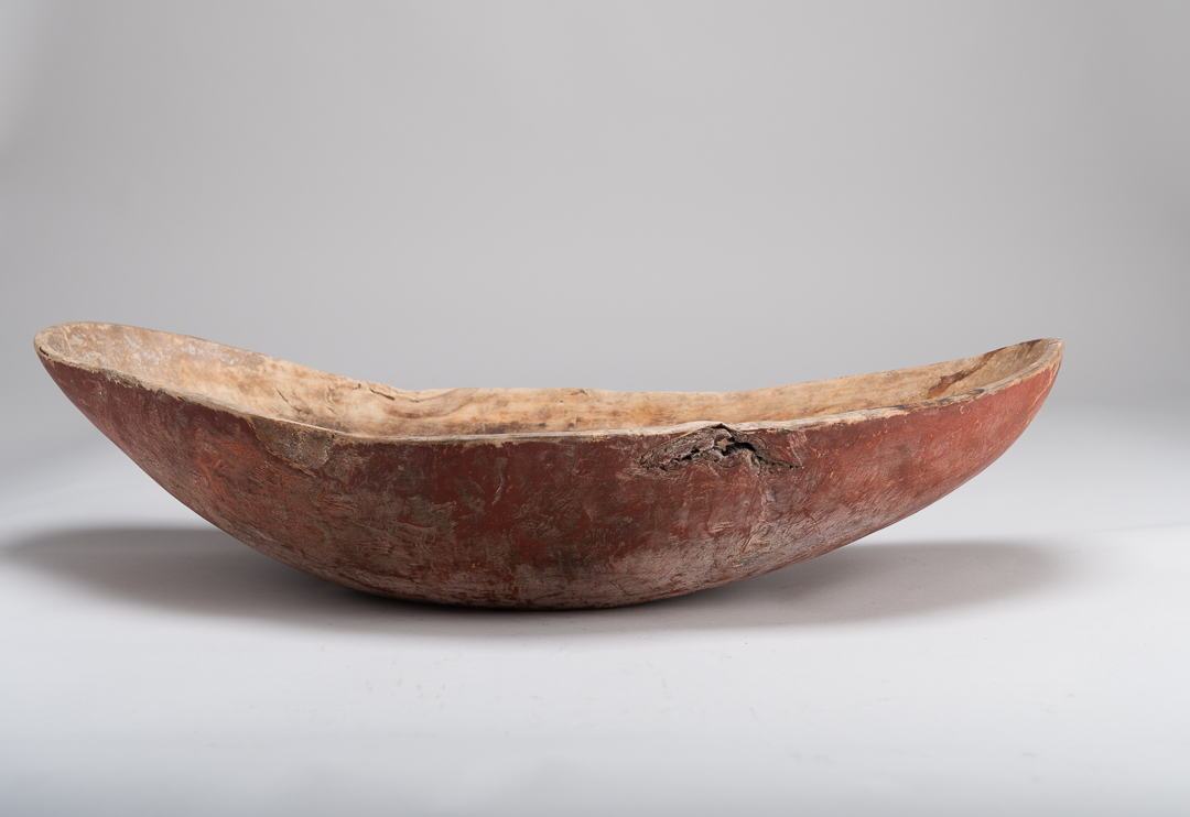 Unique wooden bowl from northern Sweden. The bowl is unusually large and has an organic shape. Great patinated surfaces. The condition and paint are both original