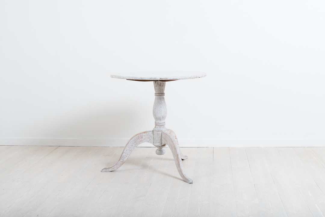 Pedestal Table with Curved Legs in Pine