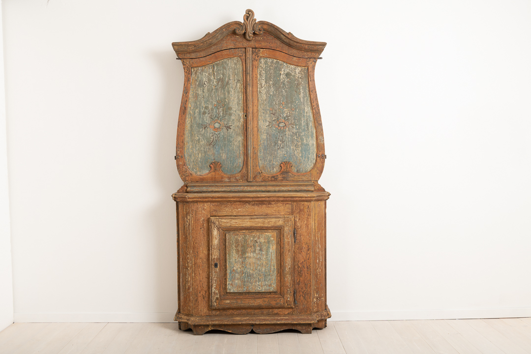 Rare rococo cabinet with folk art elements. Originally from the province Hälsingland from around 1790 to 1800. The cabinet is all in one piece. Dry scraped