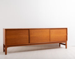 Sideboard by Yngvar Sandström for AB Seffle Möbelfabrik. Designed and manufactured during the 1960s. Made from teak. Sleek and minimalist design