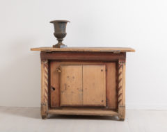 Very rare baroque kistbord, a chest that is also a table. This baroque folk art kistbord is a work table with a single door at the front. Decorated with hand carved ornaments
