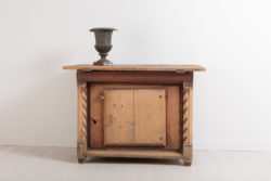 Very rare baroque kistbord, a chest that is also a table. This baroque folk art kistbord is a work table with a single door at the front. Decorated with hand carved ornaments