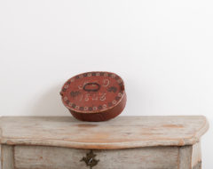 Folk art bentwood box dated 1843. Signed with a monogram ending with 'D', meaning the box have most likely belonged to a girl or young woman.
