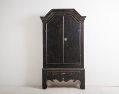 Folk art cabinet from Jämtland in northern Sweden. Made in painted pine around 1790. The cabinet has the original lock and key, both in fully functional condition.
