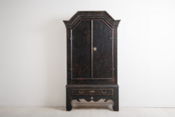 Folk art cabinet from Jämtland in northern Sweden. Made in painted pine around 1790. The cabinet has the original lock and key, both in fully functional condition.