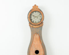 Classic long case clock. The model's often called Nusnäs clock after a city in the Swedish  province Dalarna. Known for making smooth clocks with a rococo shapes.