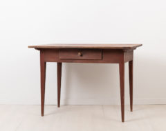 Neoclassical desk with a ribbed decor all around the rim, including the large centered drawer. Straight and tapered legs with fluted decor. The condition is original