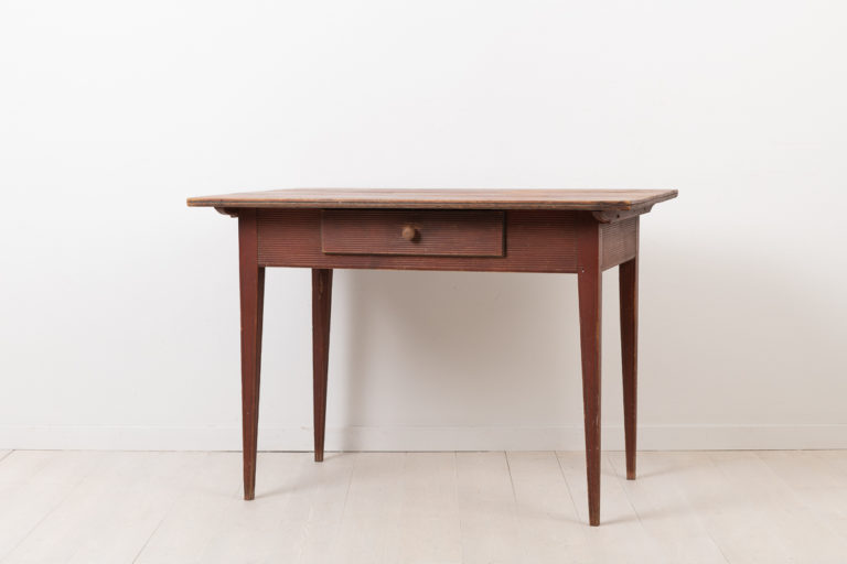 Neoclassical Desk with a Ribbed Decor