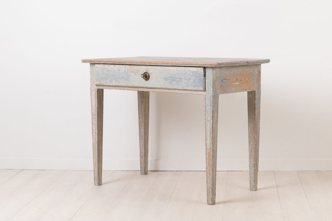 Charming Small Side Table - Neoclassical