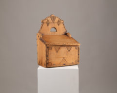 Swedish folk art box in pine with carved wooden decor. It's rare to find these objects decorated, they are mainly expendables and frequently used.