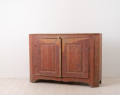 Neoclassical folk art sideboard from northern Sweden. The sideboard is from the years between 1780 to 1790. Original paint. The model is straight