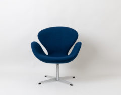 Armchair Svanen by ARNE JACOBSEN for Fritz Hansen in Denmark. Designed during the 1958 and later introduced on SAS Royal Hotel in Copenhagen