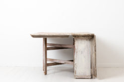 Double-sided drop leaf table in folk art from Northern Sweden. The table is from around 1810 and has two leafs and double gates under each leaf