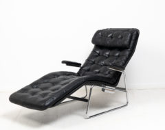 Fenix lounge chair for DUX by Sam Larsson (Sweden, 1910-1998). The chair is made during the second half of the 20th century