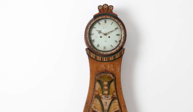 Classic Mora Clock with Rococo Shape from Hälsingland