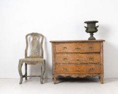 Swedish chest of drawers from the mid 1700s. The chest has a curved front and short ends as can be seen on the shape of the table top
