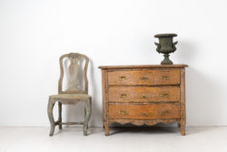 Swedish chest of drawers from the mid 1700s. The chest has a curved front and short ends as can be seen on the shape of the table top