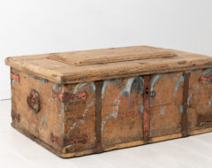 Antique Swedish chest from Järvsö in Hälsingland. The chest has traces of the original paint with a genuine patina. Original lock and key