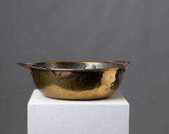 Large brass bowl with copper handles which is an unusual combination. This folk art bowl is from Sweden and the province Hälsingland.