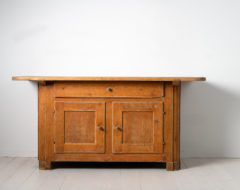Folk art country sideboard from Northern Sweden made during the early 1800s. The sideboard is unusually low and organically coloured