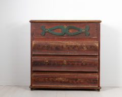Country chest of drawers from Northern Sweden made around 1810 to 1820. The chest is pine with untouched original paint and authentic patina.