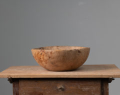 Genuine antique root bowl from Northern Sweden made around 1830 to 1840. The bowl is solid with a wood bare surface and authentic patina