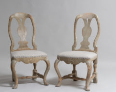 Pair of Swedish rococo chairs from the late 18th century, 1780 to 1790. The chairs are northern Swedish and dry scraped to the original paint