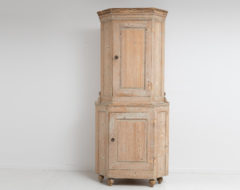 Tall gustavian corner cabinet from the late 1700s, 1790 to 1800. The cabinet is pine, from Northern Sweden and has traces of the original paint