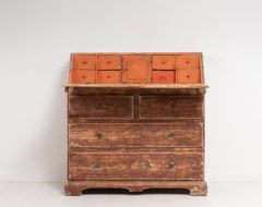 Northern Swedish writing bureau from the 1820 to 1830. Made in painted pine and dry scraped by hand to the original paint