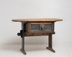 Charming rare country table from northern Sweden made in pine during the late 1700s. The table is a folk art country furniture