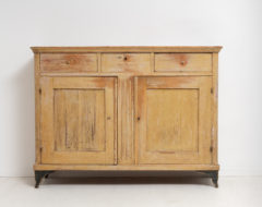Swedish country house sideboard from the transitional period between gustavian and empire. The sideboard is a genuine country furniture