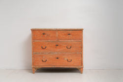 Rare gustavian handmade chest from Northern Sweden. The country home chest is from the gustavian, or as it's also known, the neoclassical period