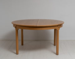 Large Øresund dining table designed by Børge Mogensen and made by Karl Andersson & Söner. The large dining table is in oak and made in Sweden